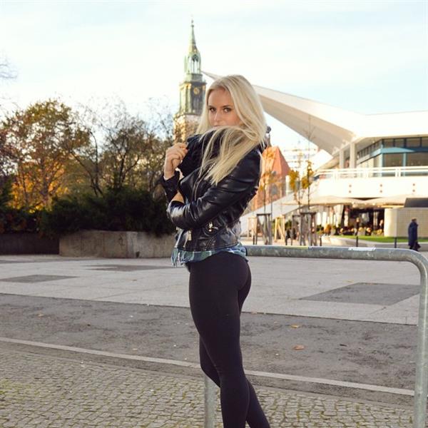 Anna Nyström in Yoga Pants