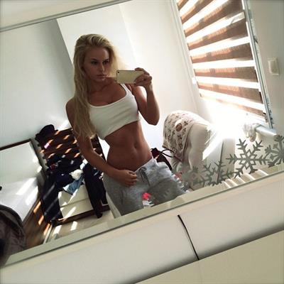 Anna Nyström taking a selfie