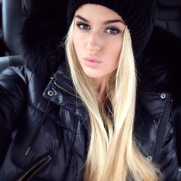 Anna Nyström taking a selfie