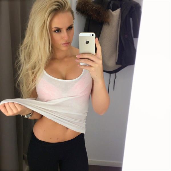 Anna Nyström taking a selfie