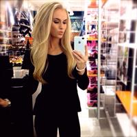 Anna Nyström taking a selfie