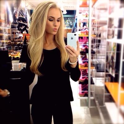 Anna Nyström taking a selfie