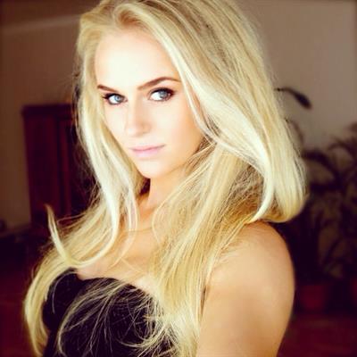 Anna Nyström taking a selfie