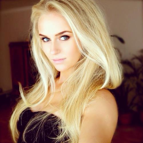 Anna Nyström taking a selfie