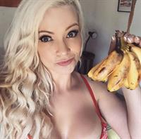 Mindy Robinson taking a selfie