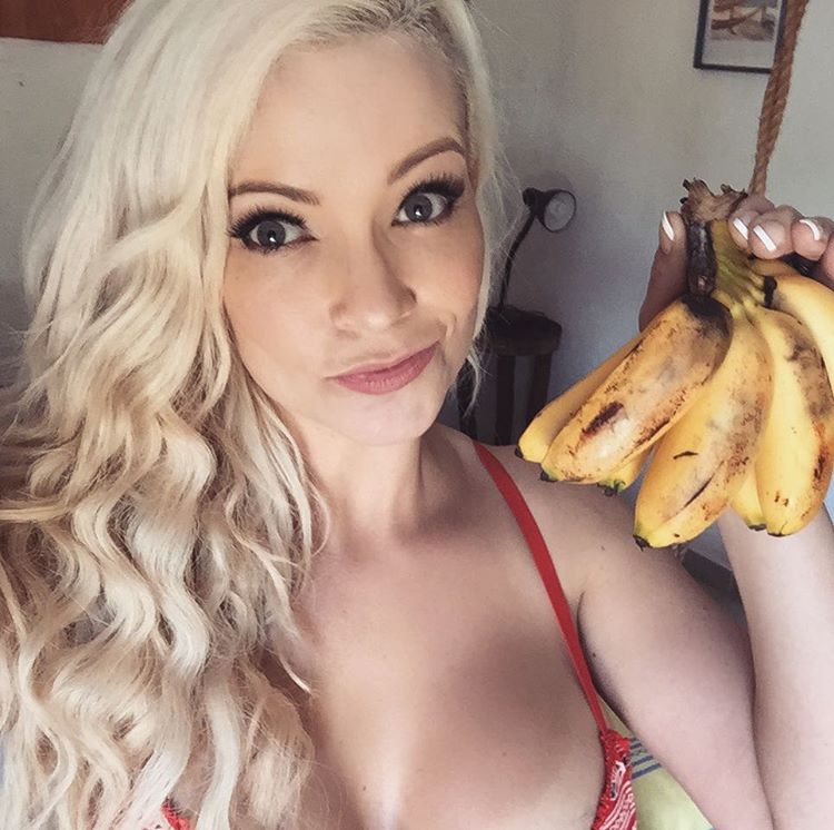 Mindy Robinson taking a selfie