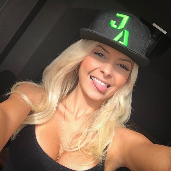 Jhenny Andrade taking a selfie