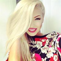 Aljona Shiskova taking a selfie