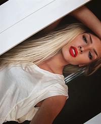 Aljona Shiskova taking a selfie