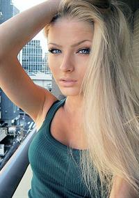 Aljona Shiskova taking a selfie