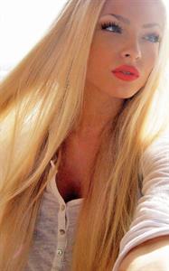 Aljona Shiskova taking a selfie