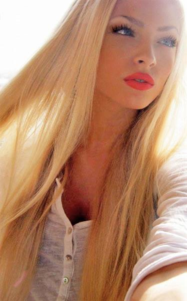 Aljona Shiskova taking a selfie