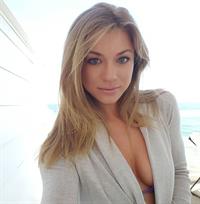 Nikki Leigh taking a selfie