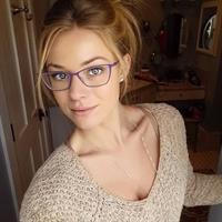 Nikki Leigh taking a selfie