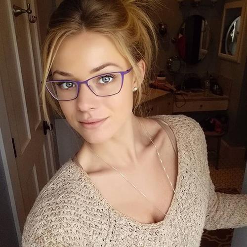 Nikki Leigh taking a selfie