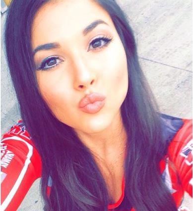 Aline Lima taking a selfie