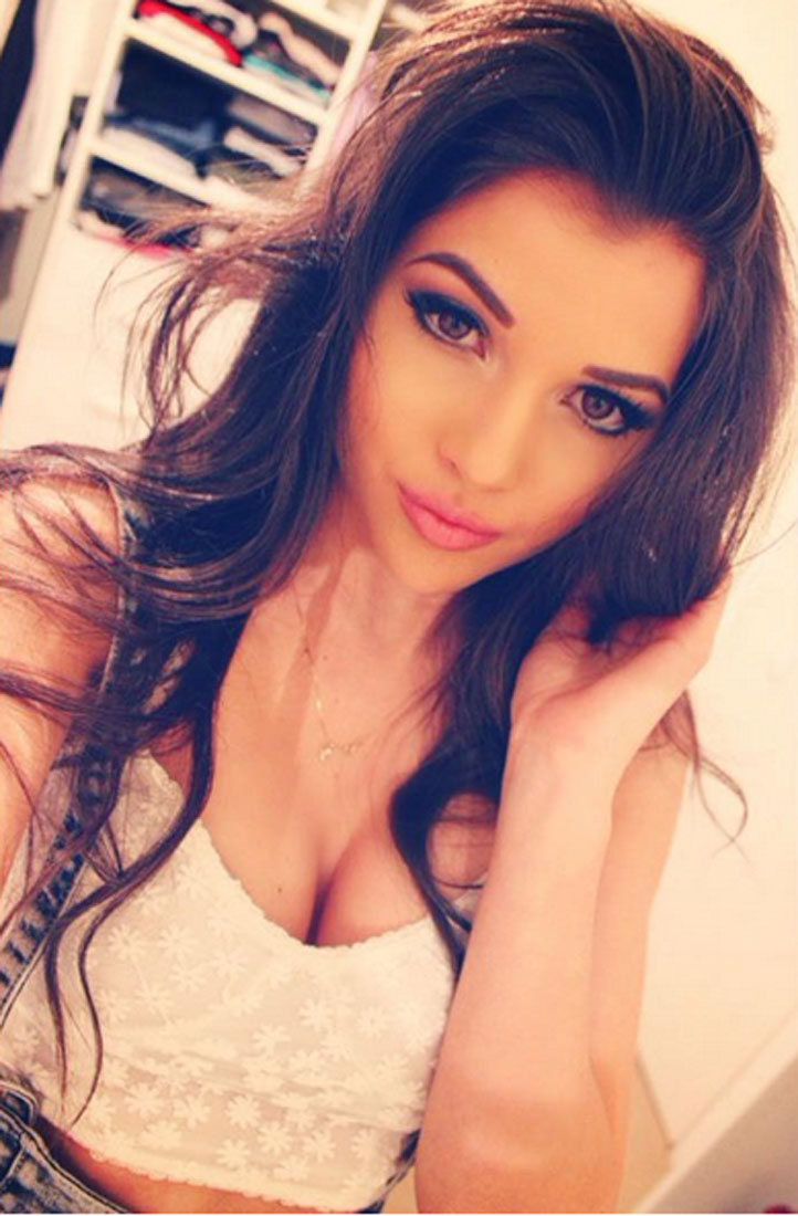 Aline Lima taking a selfie