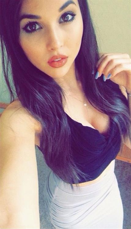 Aline Lima taking a selfie