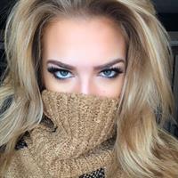 Brooke Hanmer taking a selfie