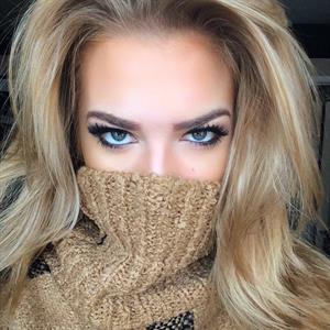 Brooke Hanmer taking a selfie