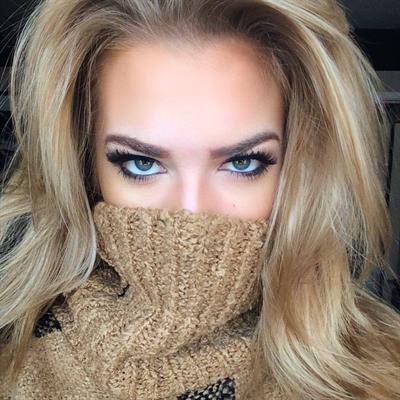 Brooke Hanmer taking a selfie