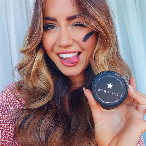 Pia Muehlenbeck taking a selfie