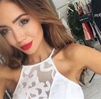 Pia Muehlenbeck taking a selfie