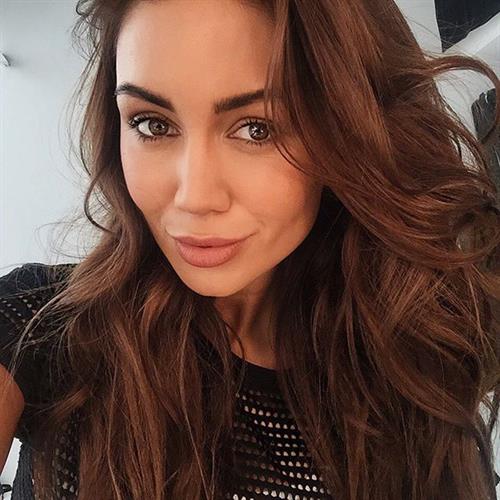 Pia Muehlenbeck taking a selfie