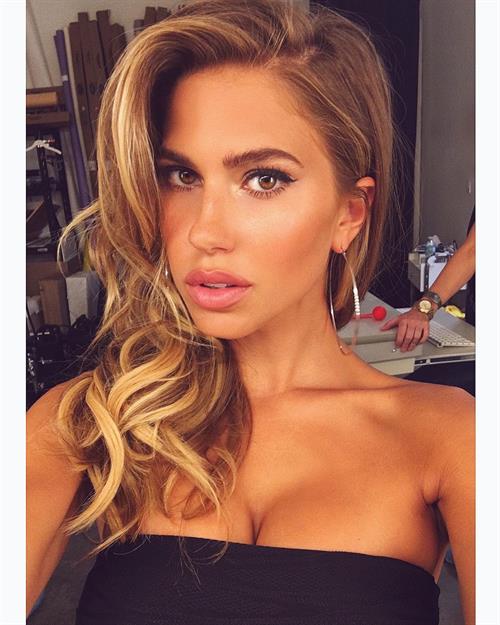 Kara del Toro taking a selfie
