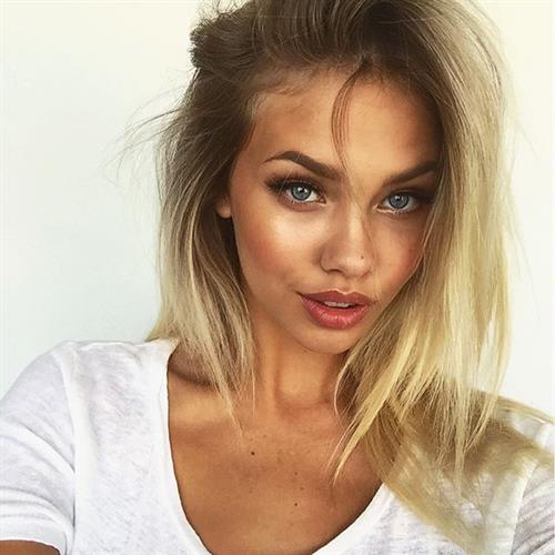 Hanna Edwinson taking a selfie