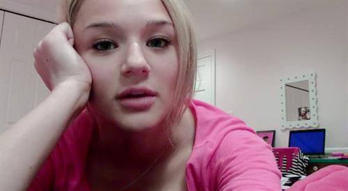 Hunter King taking a selfie