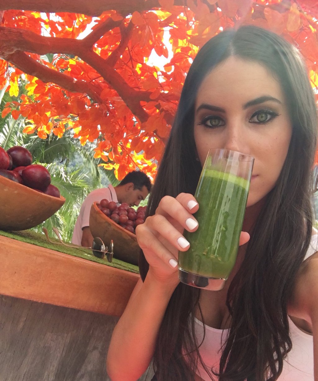 Jen Selter taking a selfie