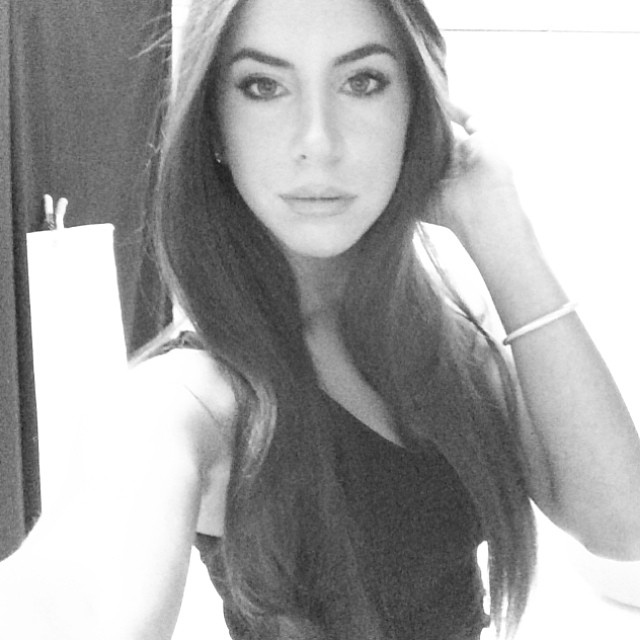 Jen Selter taking a selfie