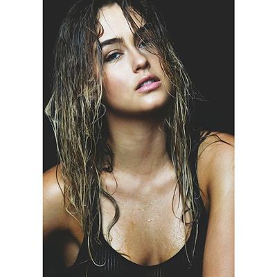 Stephanie Claire Smith taking a selfie