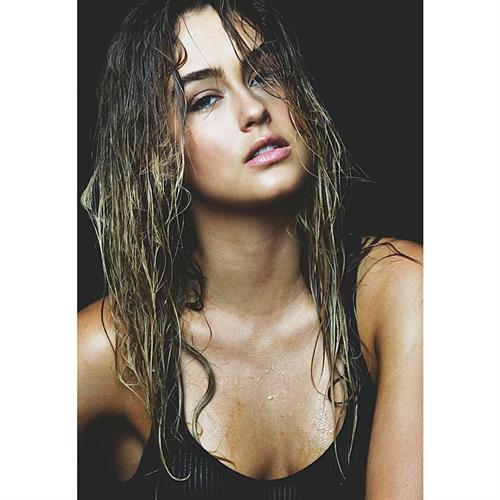 Stephanie Claire Smith taking a selfie