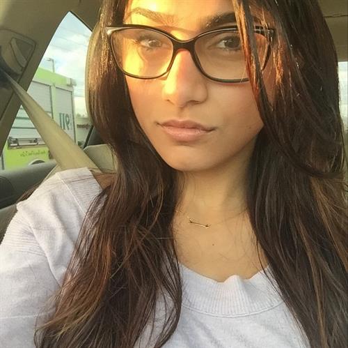Mia Khalifa taking a selfie