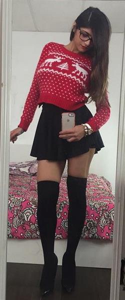 Mia Khalifa taking a selfie