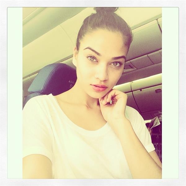 Shanina Shaik taking a selfie