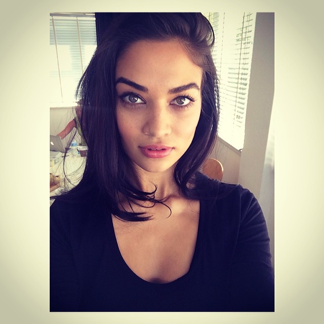 Shanina Shaik taking a selfie
