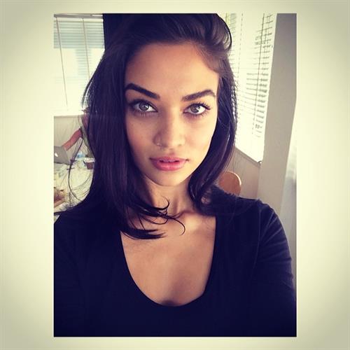 Shanina Shaik taking a selfie