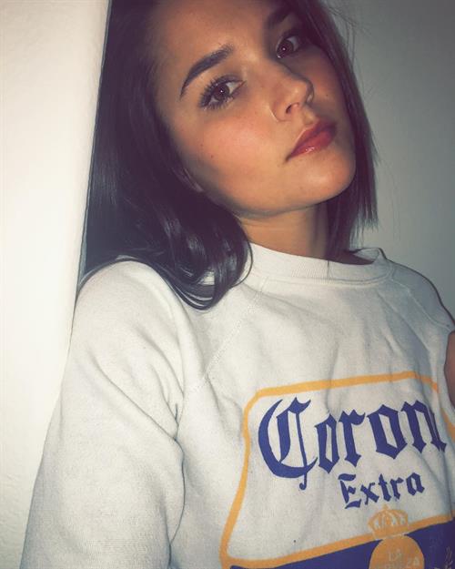 Rhiannon Fish taking a selfie