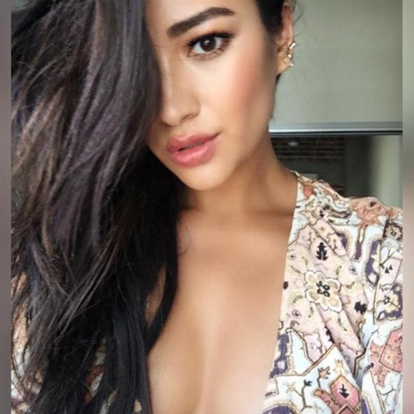 Shay Mitchell taking a selfie