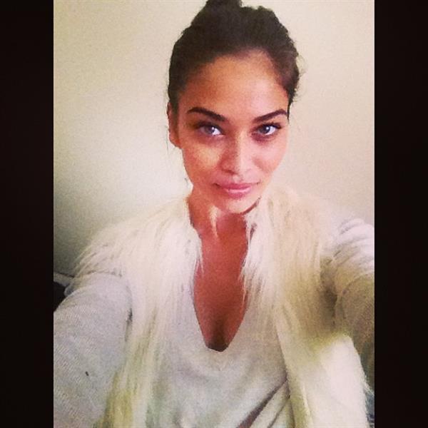 Shanina Shaik taking a selfie