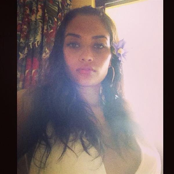 Shanina Shaik taking a selfie