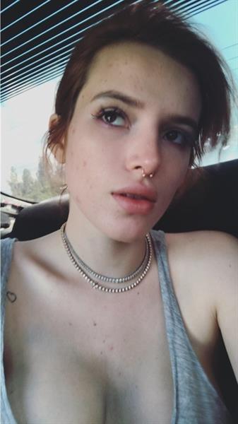 Bella Thorne taking a selfie