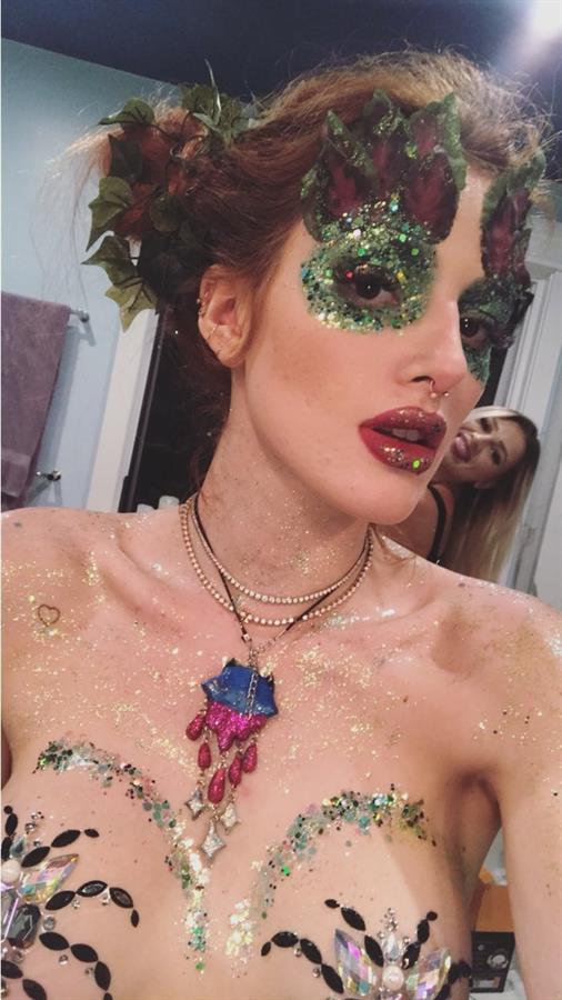 Bella Thorne taking a selfie