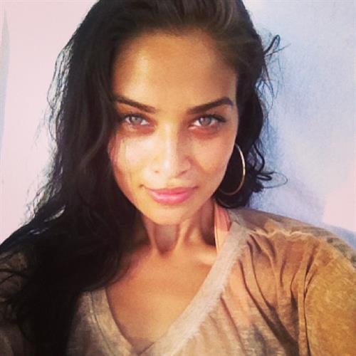 Shanina Shaik taking a selfie