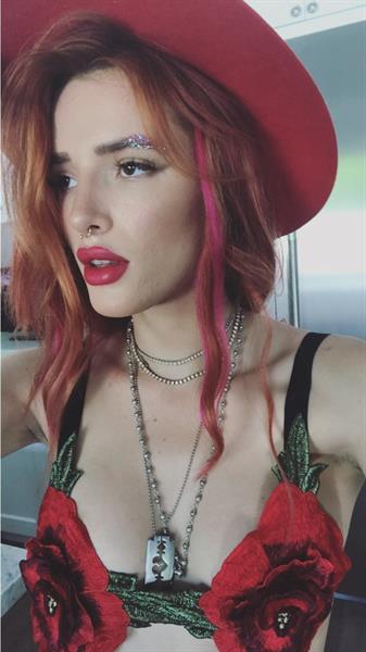 Bella Thorne taking a selfie