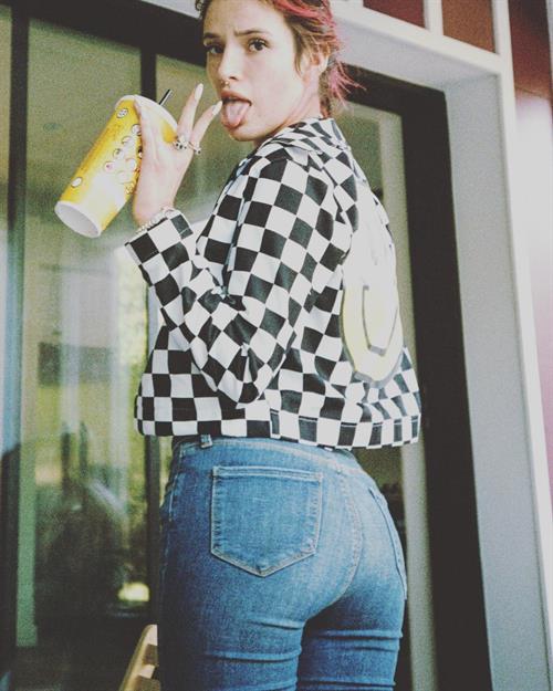 Bella Thorne - ass