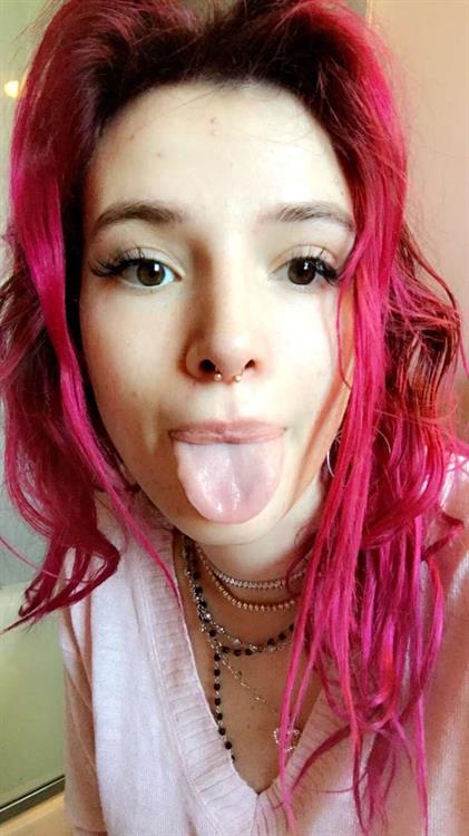 Bella Thorne taking a selfie